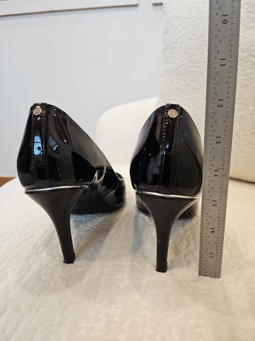 Jones New York Black Patent Pointed Toe Pumps - Classic Gloss - Picture 6 of 10